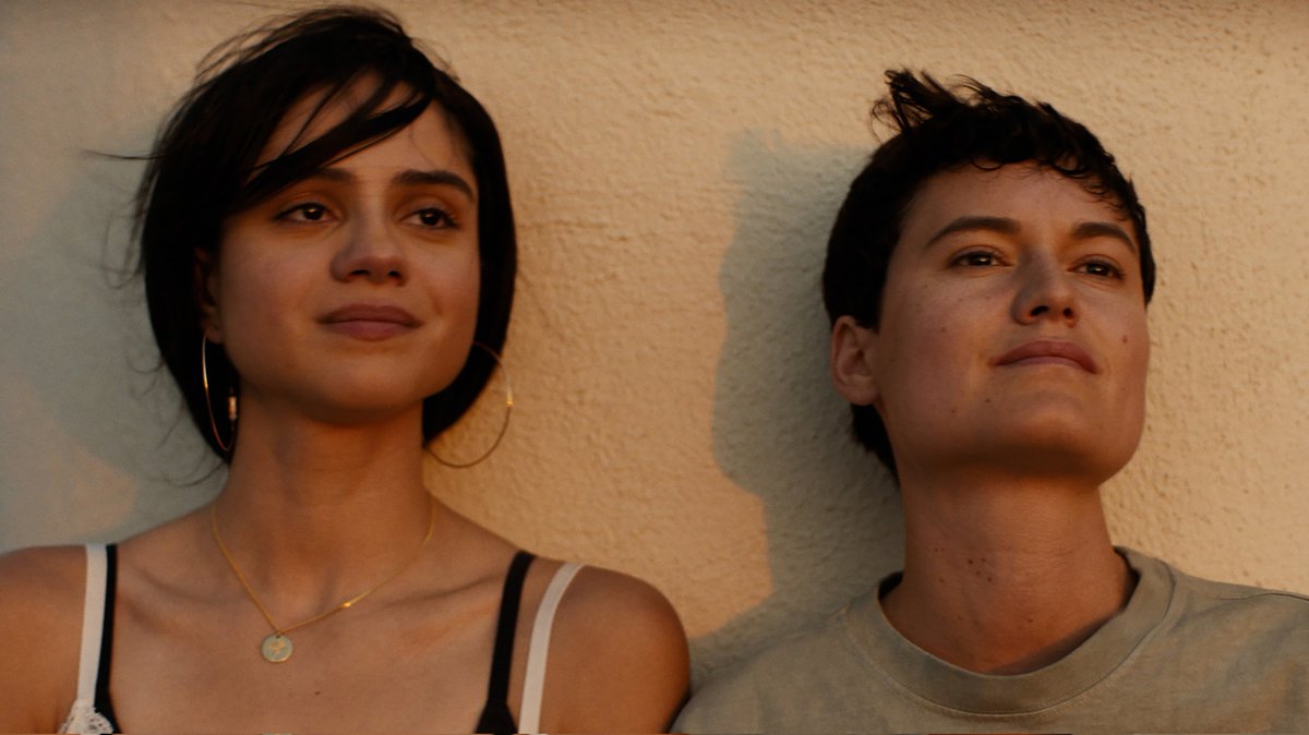 Spoilerpiece's tweet photo. We love IN THE SUMMERS. A bittersweet, wrenching, and poignant Latine film, it features expressive acting; René Pérez is exceptional. Via sensitive writing and mise-en-scene, it movingly explores sisterly bonds & fractured family dynamics.
https://t.co/YZzcXrZhr3
#InTheSummers https://t.co/Bw0xxD3QvJ