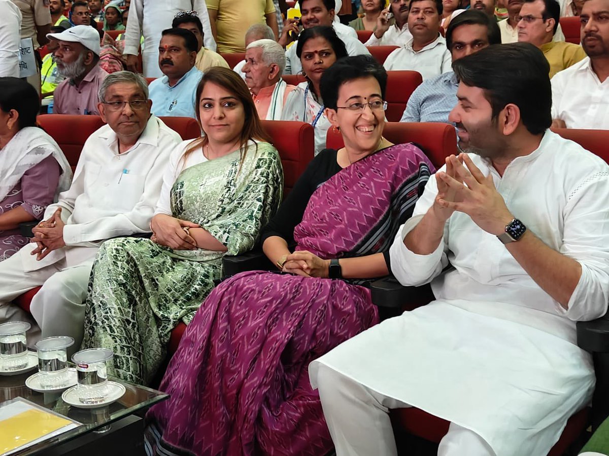 AaleyIqbal's tweet photo. दिल्ली नगर निगम के 600 से अधिक सफाई कर्मचारियों को आज माननीय मुख्यमंत्री @AtishiAAP जी की उपस्थिति में पक्का किया गया। यह @ArvindKejriwal जी की प्रतिबद्धता का प्रमाण है। सभी कर्मचारियों और उनके परिवारों को बधाई! https://t.co/G50XXPbhRI