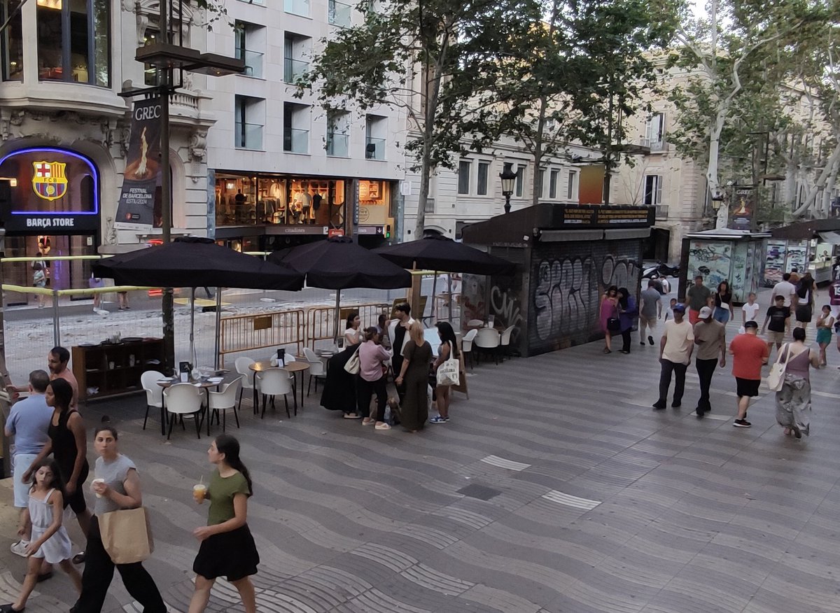 Guimutz's tweet photo. @bcnbici @BarcelonaOberta @bcn_ajuntament @evaarde @basicsbtv Doncs ¾ del mateix amb els "Amics de LaRambla" (i tb del gremi restauració)...

Molt preocupats per "esponjar", els antics ocellaires i al seu lloc ja s'hi poden veure terrasses 🥸 https://t.co/XlgQzISYaH