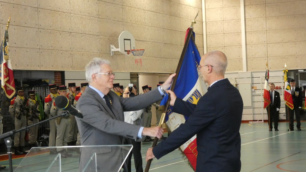 DSDEN_03's tweet photo. Mme LAMY AU ROUSSEAU, IA DASEN s'est rendue au collège Les Celestins collège Les Célestins @VilleDeVichy pour la remise du drapeau de l'Amicale de l'Allier de la 2è Division Blindée du Maréchal Leclerc.
@acclermont https://t.co/svaw9MLdVv