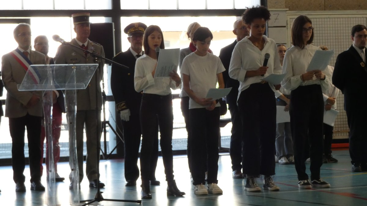 DSDEN_03's tweet photo. Mme LAMY AU ROUSSEAU, IA DASEN s'est rendue au collège Les Celestins collège Les Célestins @VilleDeVichy pour la remise du drapeau de l'Amicale de l'Allier de la 2è Division Blindée du Maréchal Leclerc.
@acclermont https://t.co/svaw9MLdVv