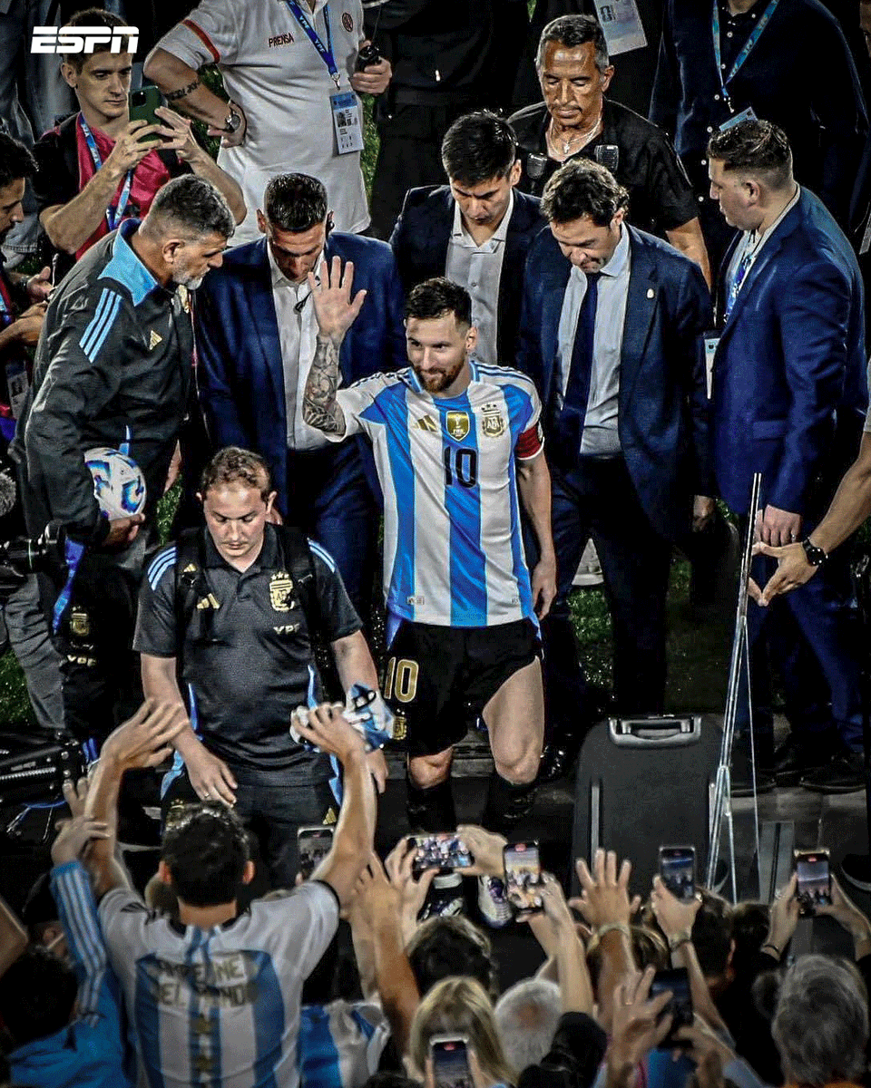 🐐🇦🇷🏆 TODA MI VIDA RENDIDA A TUS PIES 🏆🇦🇷🐐

📸 Otro de los FOTONES que nos dejó la NOCHE MÁGICA ✨ de Leo #Messi 🐐 y la Selección #Argentina 🇦🇷.