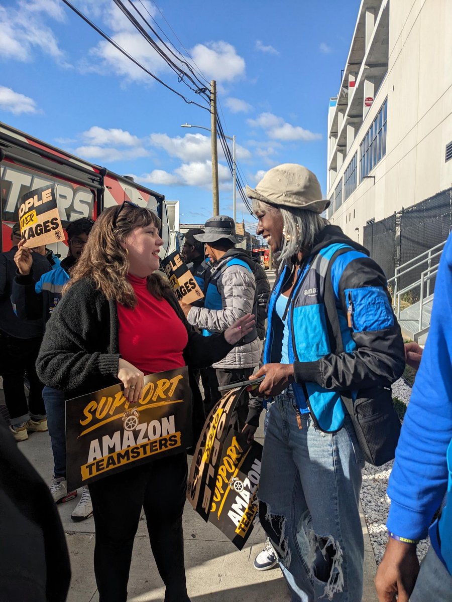 Emily Gallagher (@emilyassembly) on Twitter photo 🧵(1) Proud to stand with <a href="/amazonteamsters/">Amazon Teamsters</a> <a href="/amazonlabor/">Amazon Labor Union IBT</a> and my colleagues at all levels of government to fight for Amazon workers today in Queens who are fighting for a fair contract and to protest union busting. 🧵(1) Proud to stand with <a href="/amazonteamsters/">Amazon Teamsters</a> <a href="/amazonlabor/">Amazon Labor Union IBT</a> and my colleagues at all levels of government to fight for Amazon workers today in Queens who are fighting for a fair contract and to protest union busting.