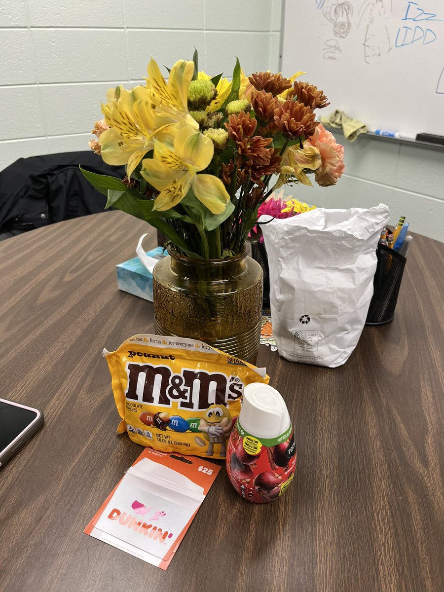 Great job to Reagan and Jackson for spoiling Mrs. Filut for National Principals Month! <a href="/RaiderMiddle/">Columbia MS</a>