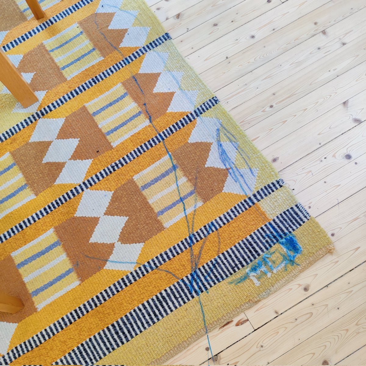 Vad skönt det är att amma i lugn och ro, tänkte jag. 
Lugnet och roen i ett annat rum: