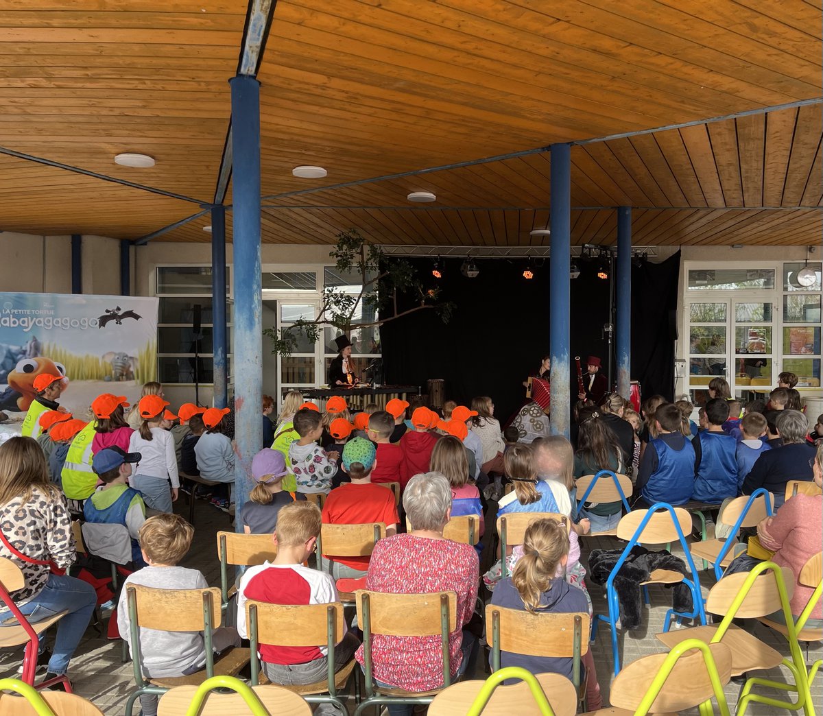 ↪️Zoom sur les différents ateliers du FESTI'LAB à Darney ! Les communautés éducatives #1D et #2D collaborent avec les élèves pour découvrir et expérimenter de nouveaux outils interactifs. C'est une journée riche en apprentissages et découvertes.
#TNEVosges #CD88 #Numérique #BUN