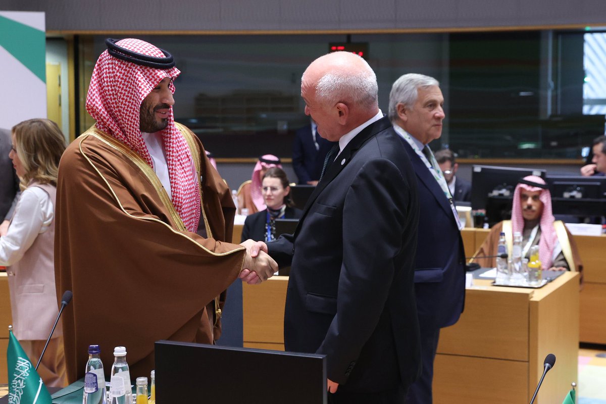 iSAUDI_FALCONS's tweet photo. زعيم إبن زعيم إبن زعيم 

وزعامة الشرق الأوسط تزهى بك .. ❤️🇸🇦

#محمد_بن_سلمان
#القمة_الخليجية_الأوروبية https://t.co/Ctt4MxzGrq