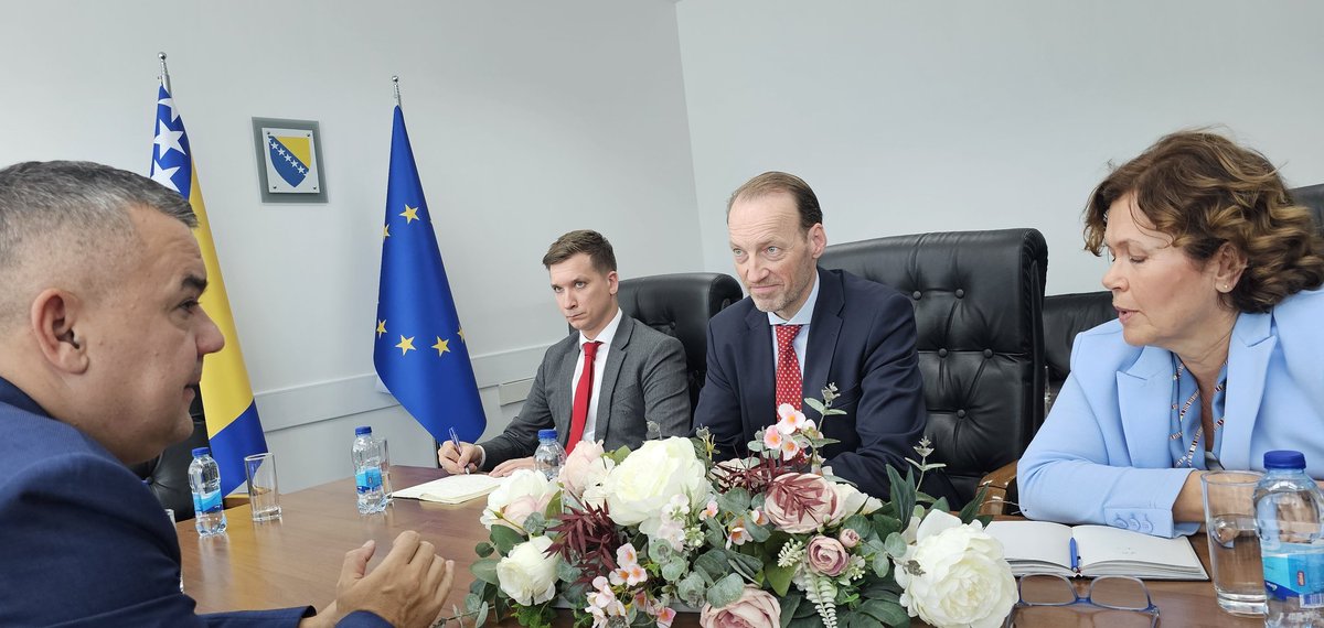 BunozaDavor's tweet photo. Nastupna posjeta veleposlanika Republike Austrije @GeorgDiwald u #MPBiH. Razgovarali smo o napretku 🇧🇦 na europskom putu, značaju brzog djelovanja na polju usklađivanja zakona sa stečevinom 🇪🇺 i velikoj prijateljskoj podršci koju imamo od 🇦🇹.
@AustriainBIH https://t.co/Tn03JXB4Zr
