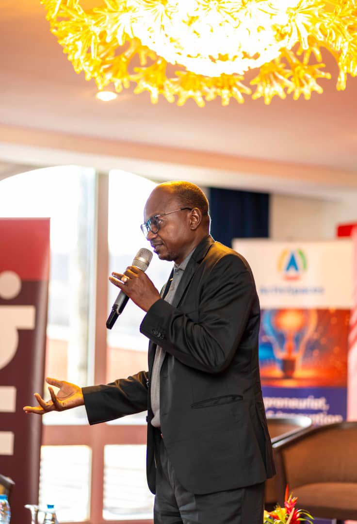 DIF2023's tweet photo. [#DIF3 | #Jour2] 

Son Excellence Abakar DJERMAH, Ministre des Sports du Tchad, a souligné l'importance de la jeunesse pour l'avenir de l'Afrique. 

Il a affirmé que l'entrepreneuriat est la clé de l'émergence du continent. 

Il a également visité notre #Makerspacemobile. https://t.co/bTeNYOyiyM