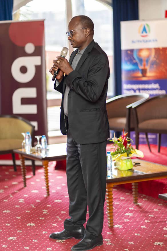 DIF2023's tweet photo. [#DIF3 | #Jour2] 

Son Excellence Abakar DJERMAH, Ministre des Sports du Tchad, a souligné l'importance de la jeunesse pour l'avenir de l'Afrique. 

Il a affirmé que l'entrepreneuriat est la clé de l'émergence du continent. 

Il a également visité notre #Makerspacemobile. https://t.co/bTeNYOyiyM