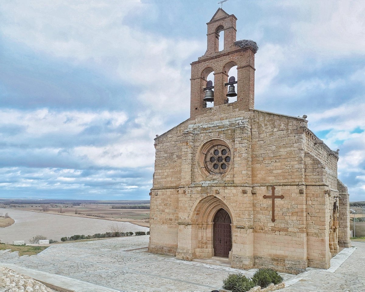 RomanicoEspana's tweet photo. La iglesia de Santa María del Castillo de Castronuño (Valladolid), vinculada a la Orden de San Juan de Jerusalén y siempre fotogénica con el río Duero como telón de fondo 
#BuenasTardes https://t.co/AUoR1JhdB1