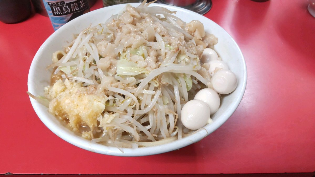 taou777's tweet photo. ラーメン二郎仙台店

　小ラーメン
　野菜チョイ増しニンニクアブラ
　ウズラ
　キムチ

11か月ぶりの直系。13:00過ぎに到着したらタイミング良く外待ち無し。キムチは着丼時忘れられ、別皿でw 甘いアブラと野菜下のジューシー豚、柔めな麺の融合で、あっという間の完食でした✨ https://t.co/9SUE2PHvnJ