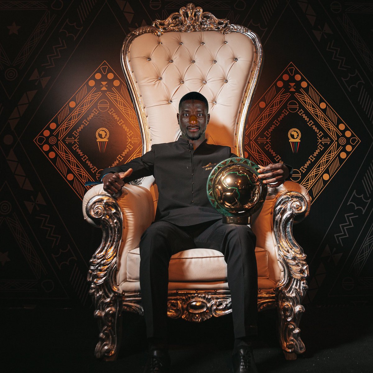 Joueurs_GN's tweet photo. Quelle heure est-il ?

             12
      11    ^     1 
  10        |         2           L’heure de rappeler
9           ⊙————> que Serhou Guirassy   
   8                   4          est le ballon d'or et 
       7      6    5   meilleur joueur au monde https://t.co/3FLhSq7DZt