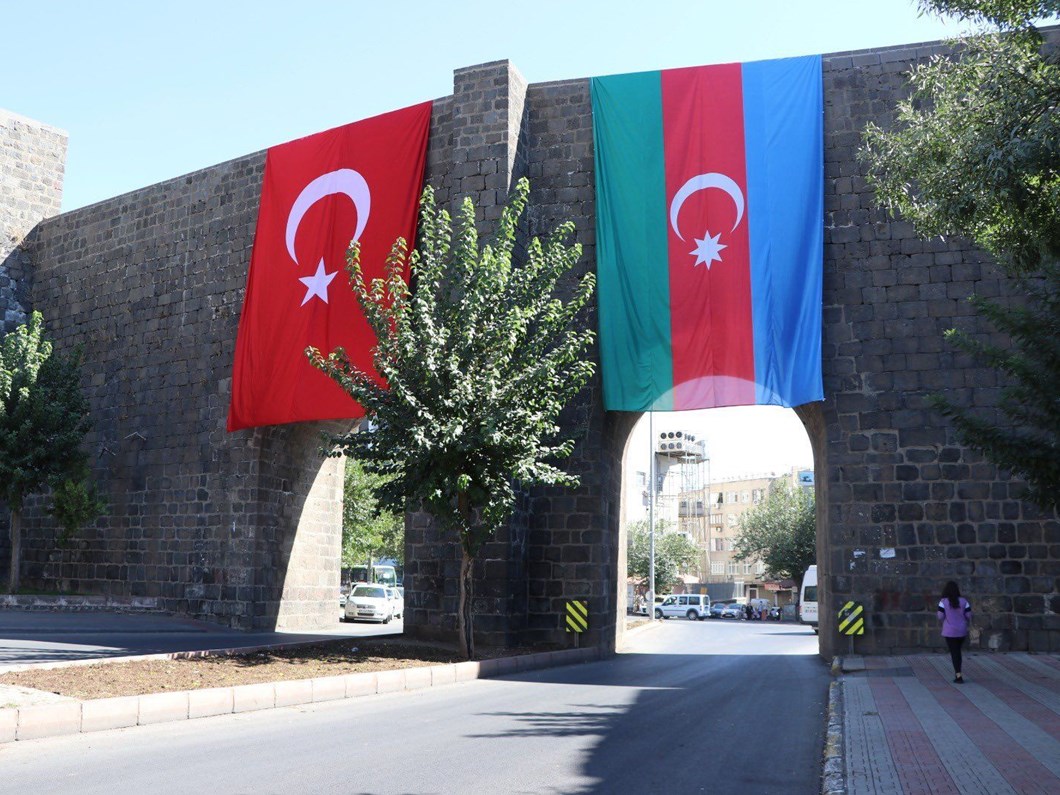 Zulai1624496's tweet photo. Değerli Dostlar  sizlere güzel bir haberim var....

Azerbaycan vatandaşları Türkiye'de iki yıllık oturma izni alabilecek.
İyi şanslar herkese 🇦🇿🇹🇷🇦��🇹🇷🇦🇿

Dusmanlar catlasin... 😂😂 https://t.co/3NNXaXvUoZ