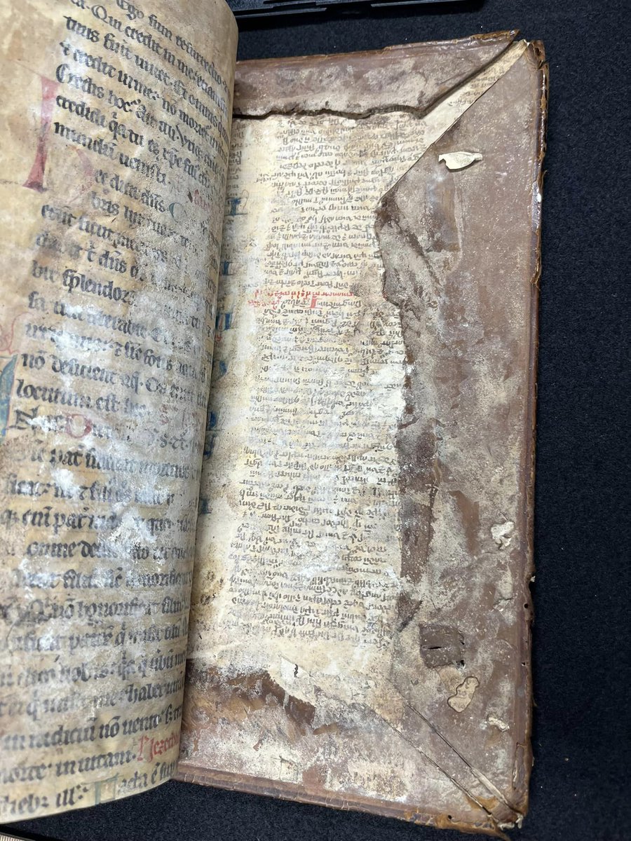 MMFCbe's tweet image. Intriguing boards of an Averbode ledger made up of parchment and paper manuscripts, leaves from printed books and discarded documents, all pasted together and covered with leather. #fragmentology