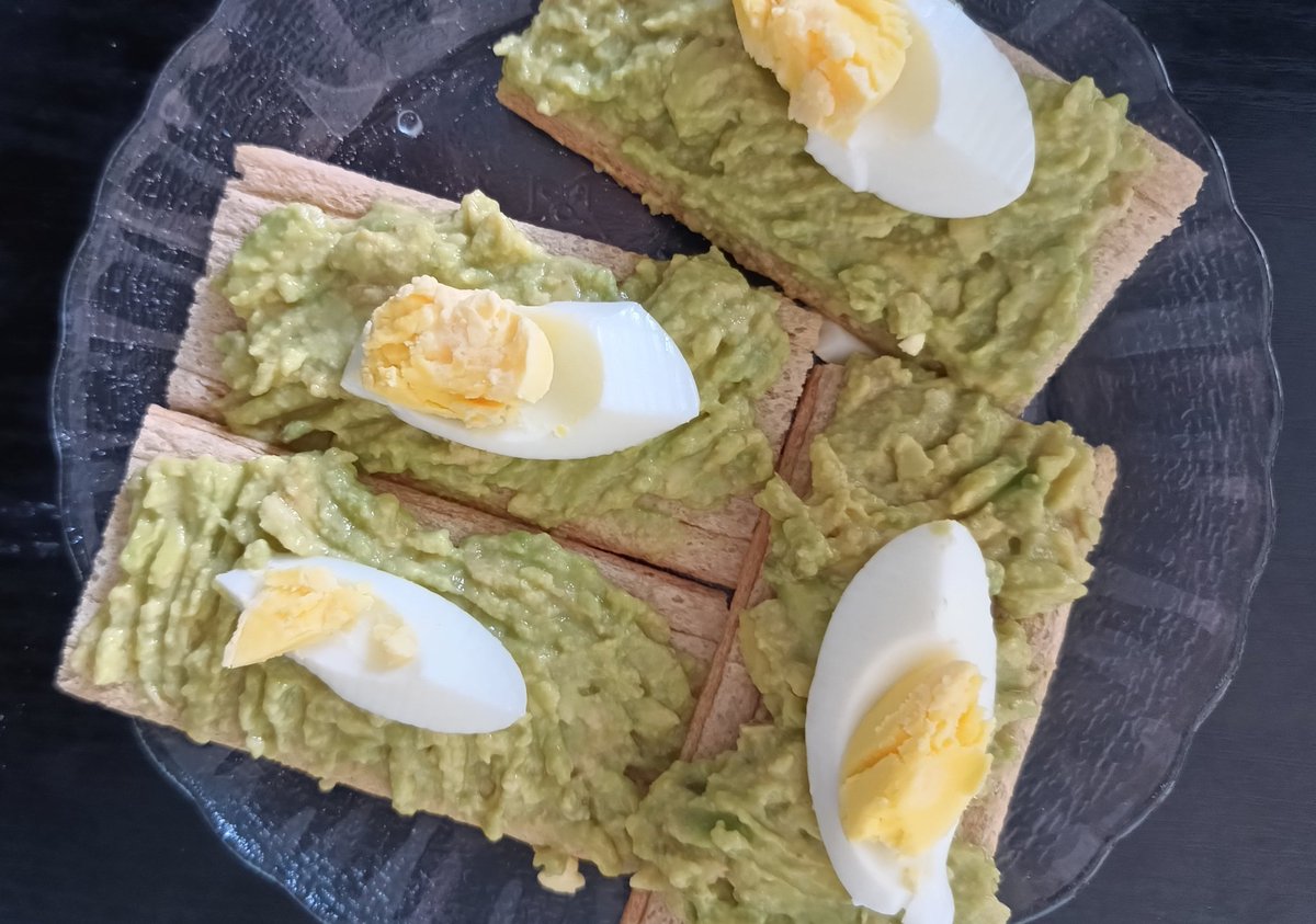 die4eva's tweet photo. Desayuno barra almuerzo, un huevo con palta y tostadas https://t.co/GDlrTv0TqB