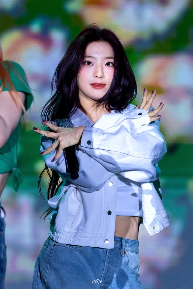 lonerom0107's tweet photo. 240927 한성백제문화제 이새롬

#프로미스나인 #이새롬 #fromis_9 #LeeSaerom https://t.co/A69sGYsVsx