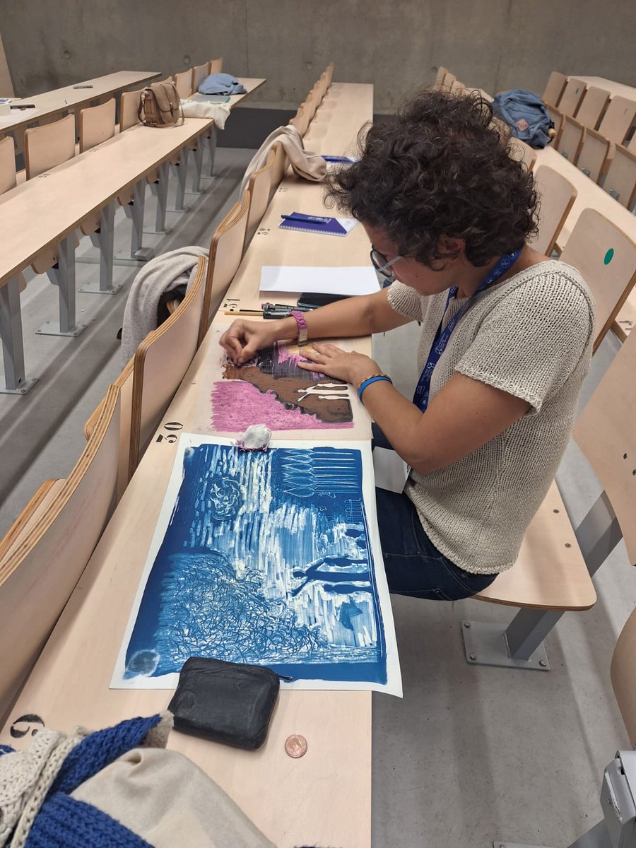 MaraNapal's tweet photo. Aprendiendo la técnica del cianotipo en la staff week sobre STEAM de #CampusUnita. @UNavarra @kimua_dce https://t.co/1HR0umf7KO