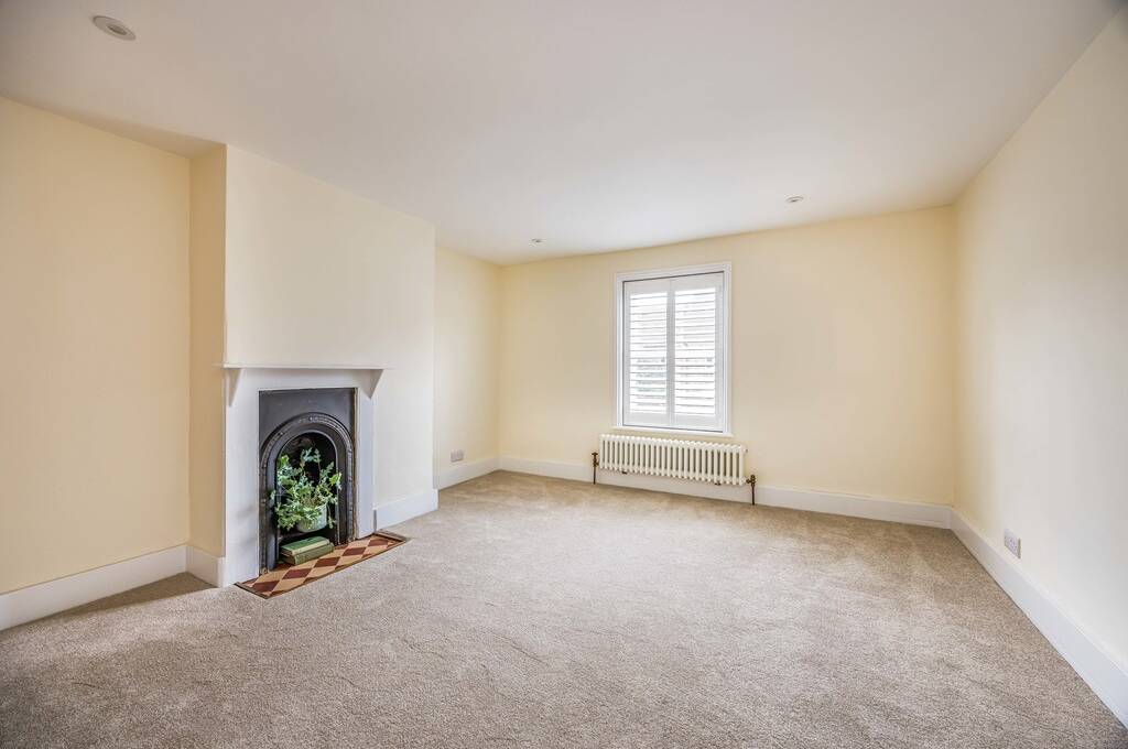 This charming Grade II Listed 2-bedroom cottage, having recently been the subject of a sympathetic renovation that sees period character blended with modern contemporary, is on the market. ⭐️⁠ #ukproperty #property #propertyforsale #chichester #todanstee
todanstee.com/cgi-bin/proper…