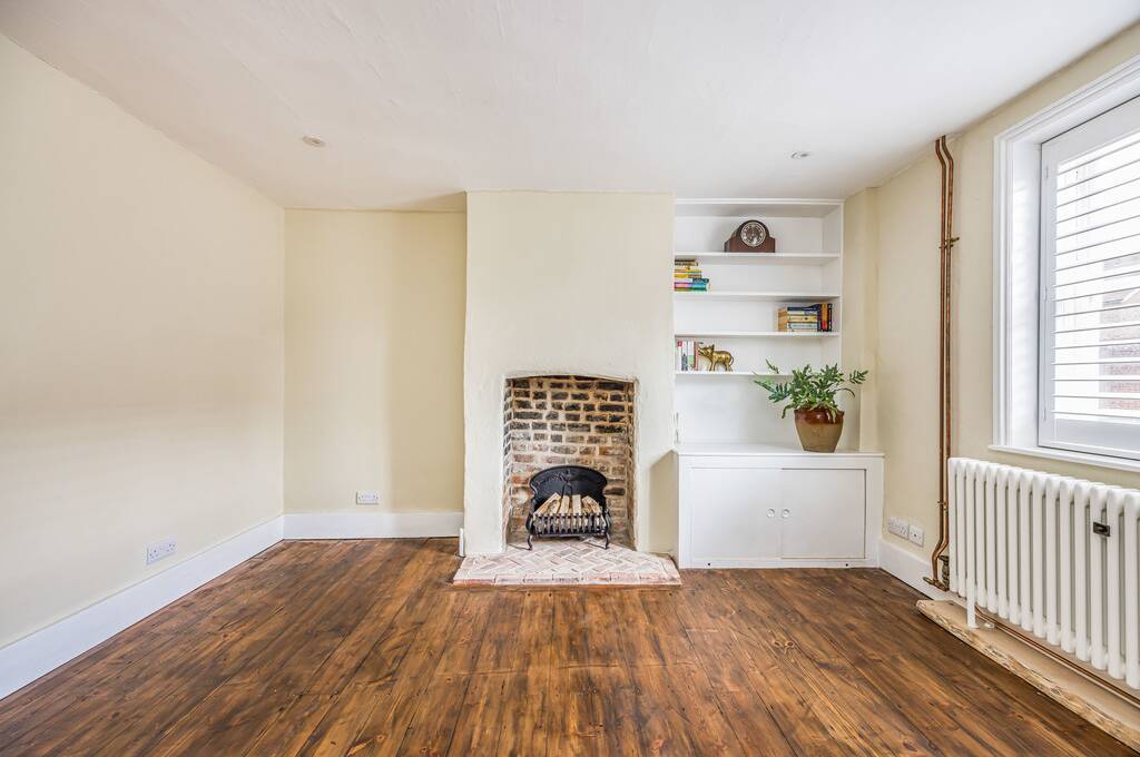 TodAnsteeProp's tweet photo. This charming Grade II Listed 2-bedroom cottage, having recently been the subject of a sympathetic renovation that sees period character blended with modern contemporary, is on the market. ⭐️⁠ #ukproperty #property #propertyforsale #chichester #todanstee
https://t.co/py9mRqXDlf https://t.co/ByJ2zNKcbs