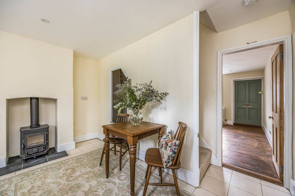 TodAnsteeProp's tweet photo. This charming Grade II Listed 2-bedroom cottage, having recently been the subject of a sympathetic renovation that sees period character blended with modern contemporary, is on the market. ⭐️⁠ #ukproperty #property #propertyforsale #chichester #todanstee
https://t.co/py9mRqXDlf https://t.co/ByJ2zNKcbs