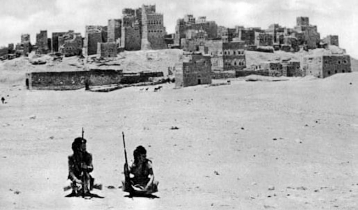 oii7x_'s tweet photo. ياما سرينا والديار مخيفه 
وياما سرحنا والبطون جياعي 
                . 
ماهي تضيق الا علي الدناوي 
وفجوجها للغانمين وساعي
               . 
لاصاروا اتباع الرجال علاقه 
صاروا مطانيخ العيال سباعي https://t.co/9UQoF2lbFo