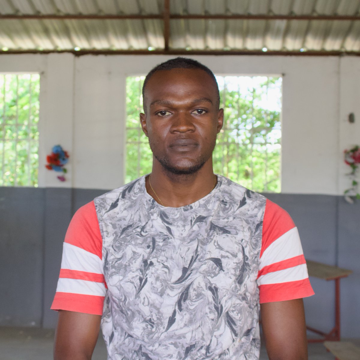 Fredo, jeune père de deux enfants, a reçu l’aide d’AVSI pendant une période d’insécurité alimentaire. Il a lancé une entreprise de boissons gazeuses et est maintenant en mesure de subvenir aux besoins de sa famille. AVSI reste déterminée à relever les défis alimentaires en Haïti.