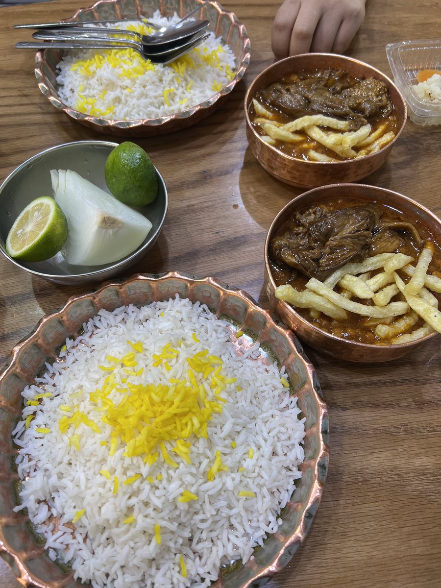 ParAshoob's tweet photo. دیشب بهش گفتم : خیلی هوس قیمه چرب های بیرون رو کردم !
گفت : فردا ناهار میریم عشقم …

.
فردا ناهار : https://t.co/RYmI9fvrTn