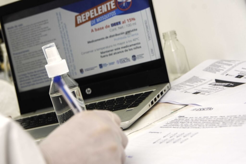 AIRE <a href="/NoellaDurante/">Noella Durante</a> 
Dengue: la UNLP producirá repelente para distribución gratuita
Entrevista a Nicolás Trovato López, Farmacéutico, especialista en Farmacia Hospitalaria <a href="/exactas_unlp/">Exactas | UNLP</a> 
#ContactoUniversitarioAM 1390 <a href="/radioulaplata/">Radio UNLP</a> <a href="/unlp/">UNLP</a>
Online stream.radiouniversidad.unlp.edu.ar/public/am1390