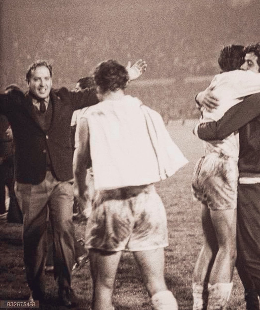Osvaldo Zubeldía yendo a abrazarlo a Carlos Salvador Bilardo. Un día como hoy, hace ya 56 años, se daba ese histórico abrazo de nuestros dos héroes en tierras piratas. Somos Campeones del Mundo