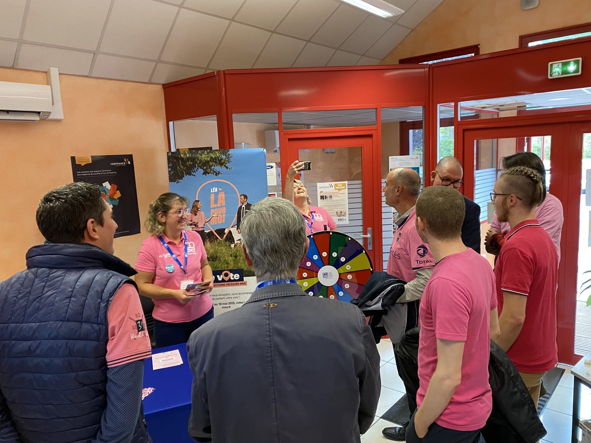 MSA_Picardie's tweet photo. 🎗️ Dans le cadre d'Octobre Rose, les services et les élus de la MSA Picardie ont animé des stands de sensibilisation pour les salariés des entreprises agricoles picardes.
Au programme : des jeux pour comprendre l'importance du dépistage des cancers.
Au total 310 participants ! https://t.co/pxOKR33Vwz