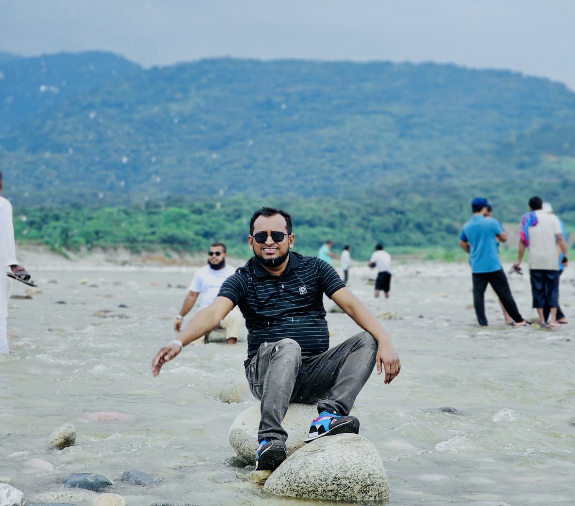 HiraFakir's tweet photo. সুন্দর এই পৃথিবী ছেরে চলে যেতে হবে। https://t.co/WqYuGBSWOS