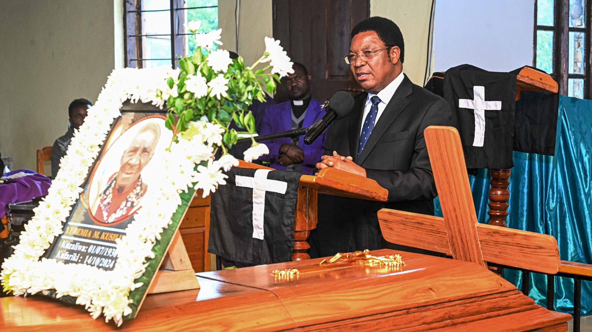 📍Njombe

▪️WAZIRI MKUU AMWAKILISHA RAIS DKT SAMIA MAZIKO YA BABA WA KATIBU MKUU KIONGOZI.
 
WAZIRI MKUU Kassim Majaliwa leo Oktoba  16, 2024 amemwakilisha Mheshimiwa Rais Dkt. Samia Suluhu Hassan katika maziko ya Mzee Jeremiah Kusiluka ambaye ni Baba mzazi wa Katibu Mkuu