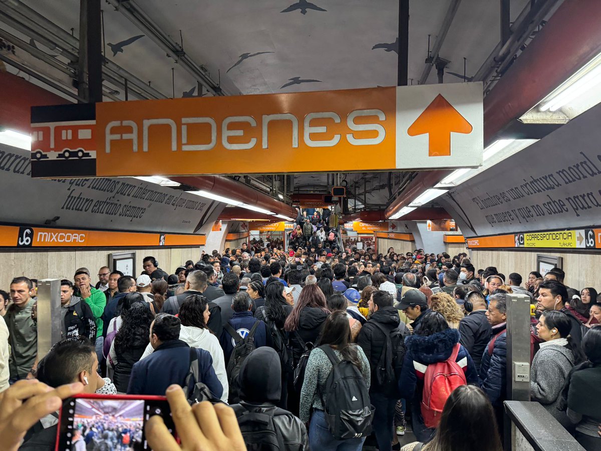 sopitas's tweet photo. 🚨 Una vez más la Línea 7 del Metro presenta mucha afluencia de gente y retrasos. Los trenes están tardando más de 20 minutos en pasar, así que tomen sus precauciones 😩 https://t.co/x0mBV4jEaC