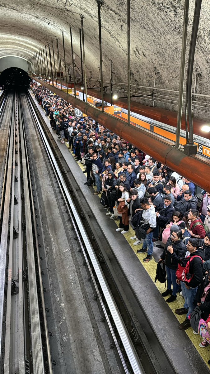 sopitas's tweet photo. 🚨 Una vez más la Línea 7 del Metro presenta mucha afluencia de gente y retrasos. Los trenes están tardando más de 20 minutos en pasar, así que tomen sus precauciones 😩 https://t.co/x0mBV4jEaC