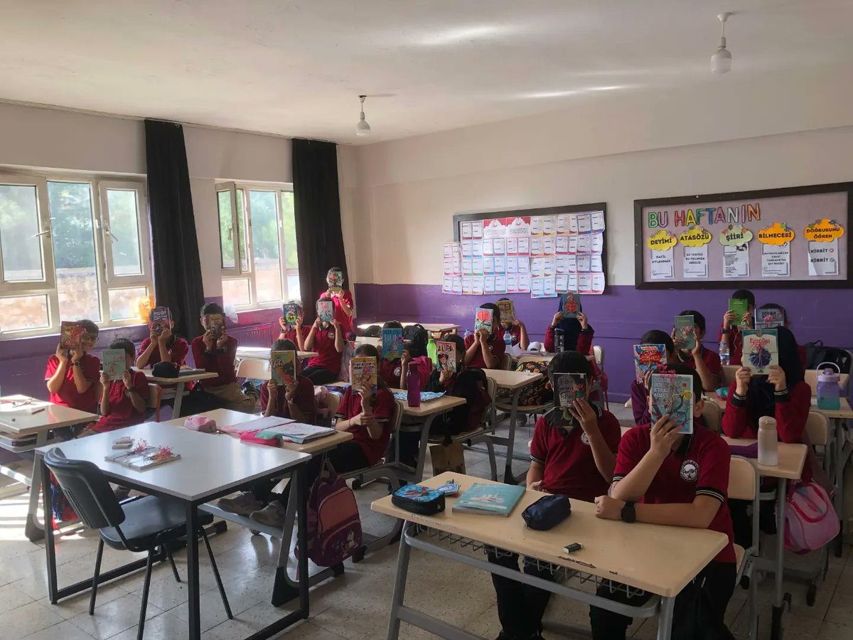 KihoNf's tweet photo. Okulumuzda sınıf kitaplıklarımızı oluşturduk.Her gün düzenlediğimiz 'Kitap Okuma Saati' ile de  öğrencilerimize kitap okuma alışkanlığı kazandırmak en büyük hedeflerimizden birisi.
Her kitap📚 yeni bir dünya 🌍
@mardinilmem 
@midyatilcemem https://t.co/D7kAv3zP07