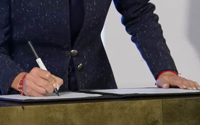 cursorenla's tweet photo. Firma la presidenta de México decreto de la LFT en materia de trabajo en plataformas digitales.
La presidenta #ClaudiaSheinbaum agregó que son más de 658 mil personas que serán beneficiadas.
https://t.co/34gUwrURDV https://t.co/D4ErHAGvRF
