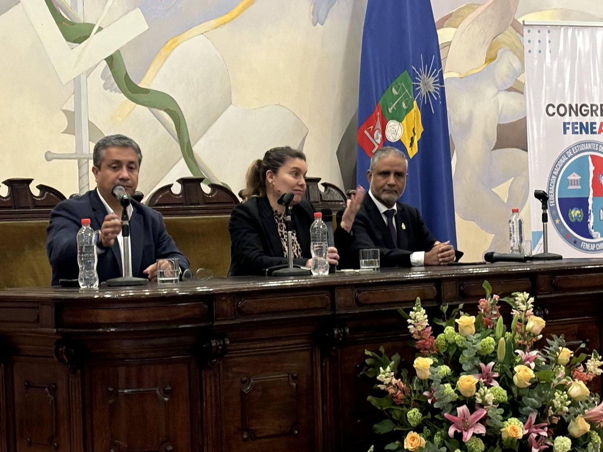 gabyelguetap's tweet photo. Feliz de compartir mi experiencia con los alumnos de las distintas universidades que se reunieron en el Congreso de Administración Pública de todo Chile #Feneap en @uchile compartiendo con Ariel Ramirez @gobierno_uchile Patricio Coronado y @RosaDeves https://t.co/cfZ0JF84at