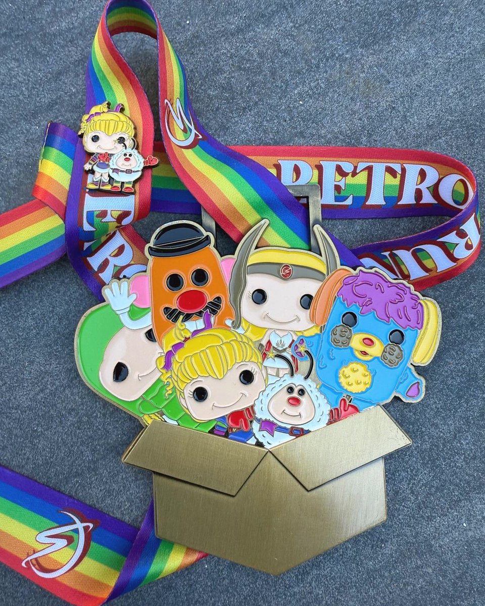 saturnrunning's tweet photo. One of our best medals yet, for this Saturday’s Retro Run! 🌟💫 

Secure your entry &amp; join us in #Staines to run or walk anything from 5km to an ultra marathon (within the 7 hour time limit) ⏱ 

If you loved the 80s, this🏅is for you! 😎

https://t.co/jgWDaMgOmU https://t.co/k1jLUpR2T1