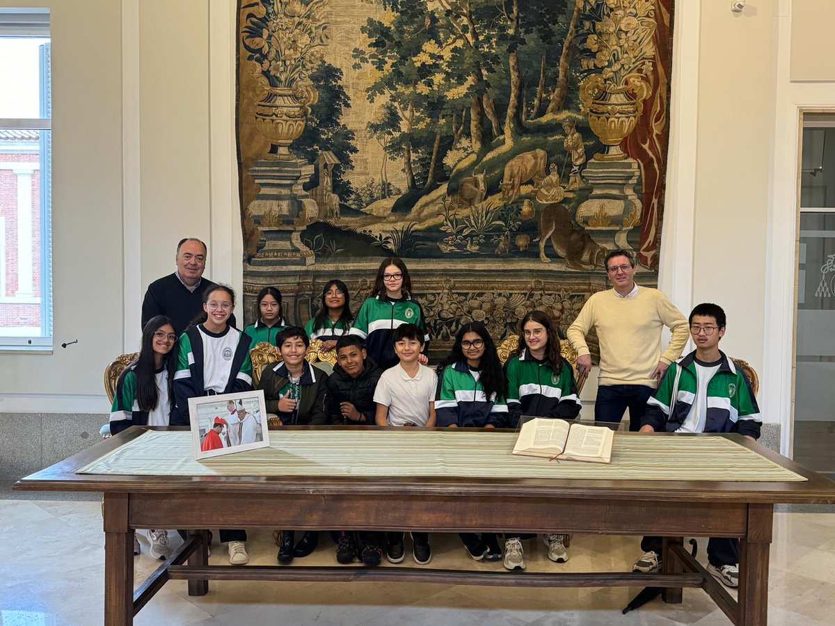 idmaestro's tweet photo. Una representación del equipo 3D-INDIMA recibidos con cariño e interés en la @dee_archimadrid, han podido explicar su proyecto educativo con impresoras 3D. Poniendo los progresos de la técnica y la didáctica al servico de nuestro alumnado. https://t.co/ShEjR4pumQ