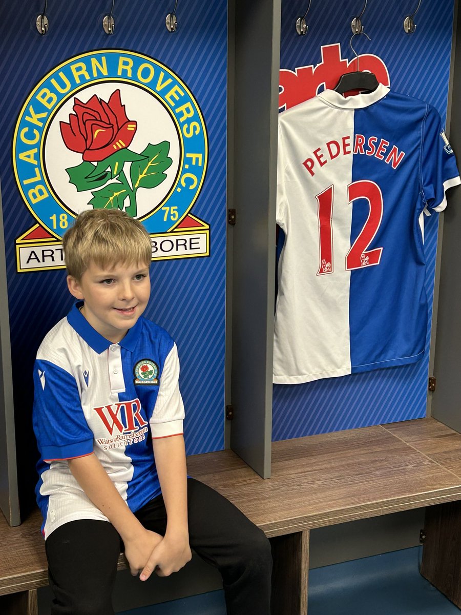 PeoplesAndy's tweet photo. Sporting his new #LewisTravis shirt and a visit to the @alanshearer suite! https://t.co/QV9zr54UKU