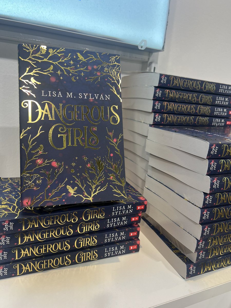 🌸✨ Imogen Brine can make poisonous flowers bloom from her fingertips, but her "gift" is spiraling out of control. Invited to a secret island for girls like her,  things start to take a dark turn... Don’t miss the proofs available at #fbm24 #DangerousGirls