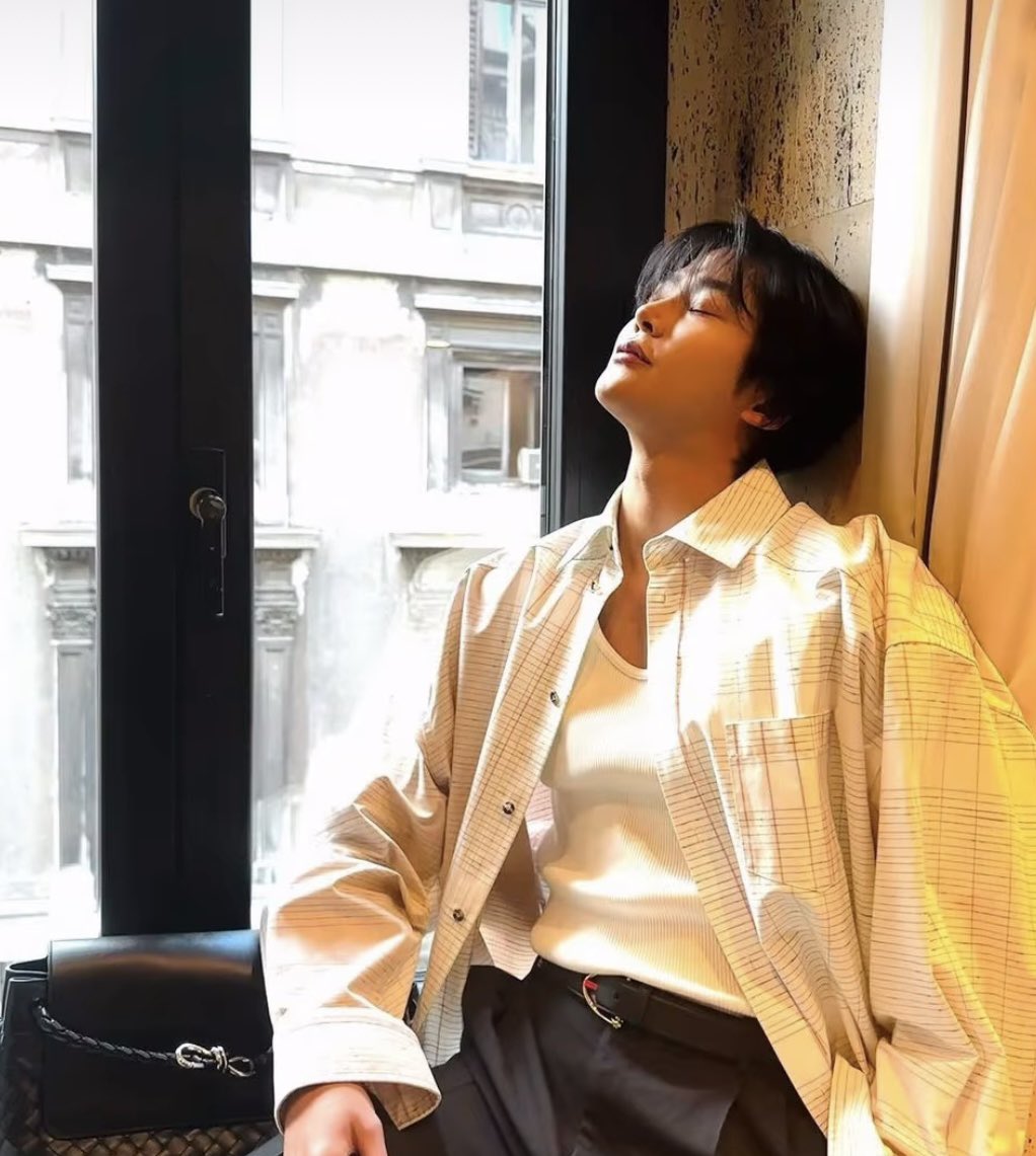 RowoonFr's tweet photo. Le beau à sa fenêtre. Milano Europe #rowoon ❤️🇫🇷🇪🇺@rowooneurope https://t.co/8I3E8q3dqE