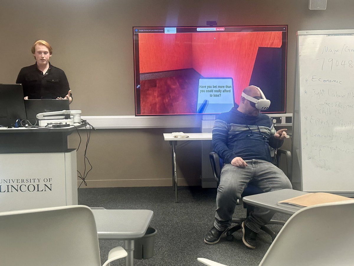Great talk at our monthly meeting today by @MattKingParker on using VR in research, with demos. If you’re interested in using VR in research or just finding out more, get in touch with Matt!