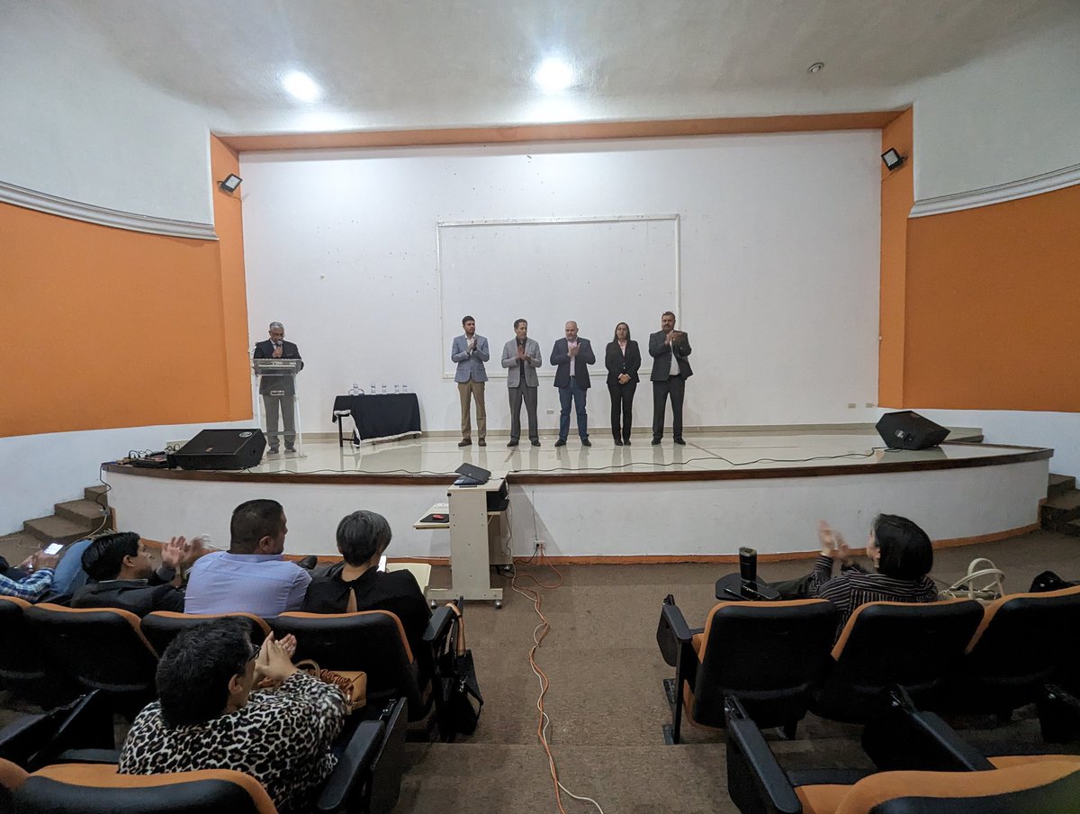 ismed_ssd's tweet photo. 🧠 Cómo cada miércoles el #ISMED a través de su equipo de expertos imparte el curso "Salud Mental en el Ámbito Escolar", en esta ocasión se brindará la capacitación al personal de la Zona Escolar #8. Por su parte el Dr. Arturo Guerrero Sosa, emitió el mensaje inaugural. https://t.co/q1q7wSwEdy