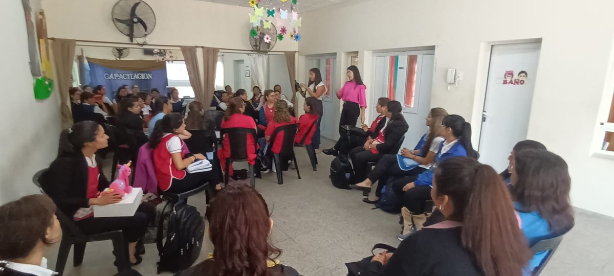 🌟 ¡Capacitación sobre Desarrollo del Lenguaje! 🗣️ Hoy trabajamos el discurso descriptivo para fortalecer la alfabetización inicial. 📚📝 ¡Aprender a describir es clave para el aprendizaje!
#DireccionNiñezFamilia