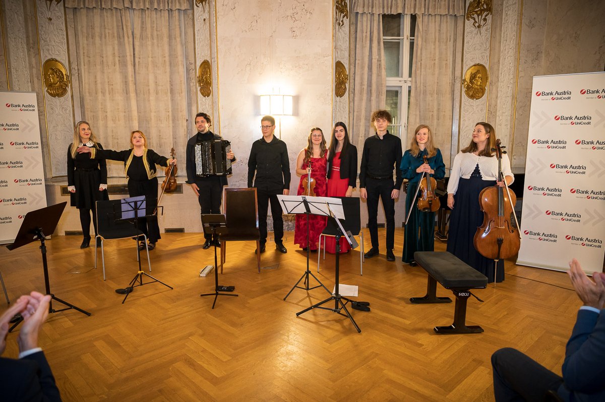 Gestern Abend haben wir im Altes Rathaus Saal die Stipendiaten und junge Künstler aus🇧🇦🇷🇸🇭🇷 mit🎶von Mozart, Bruch und einem 🪗-Auftritt von <a href="/stevanovichg/">Goran Stevanovich</a>, der melancholische Sevdah in moderne Tonsprache von heute verwandelt, promoviert. 🙏für Ihre Spenden zur💪junger Künstler.