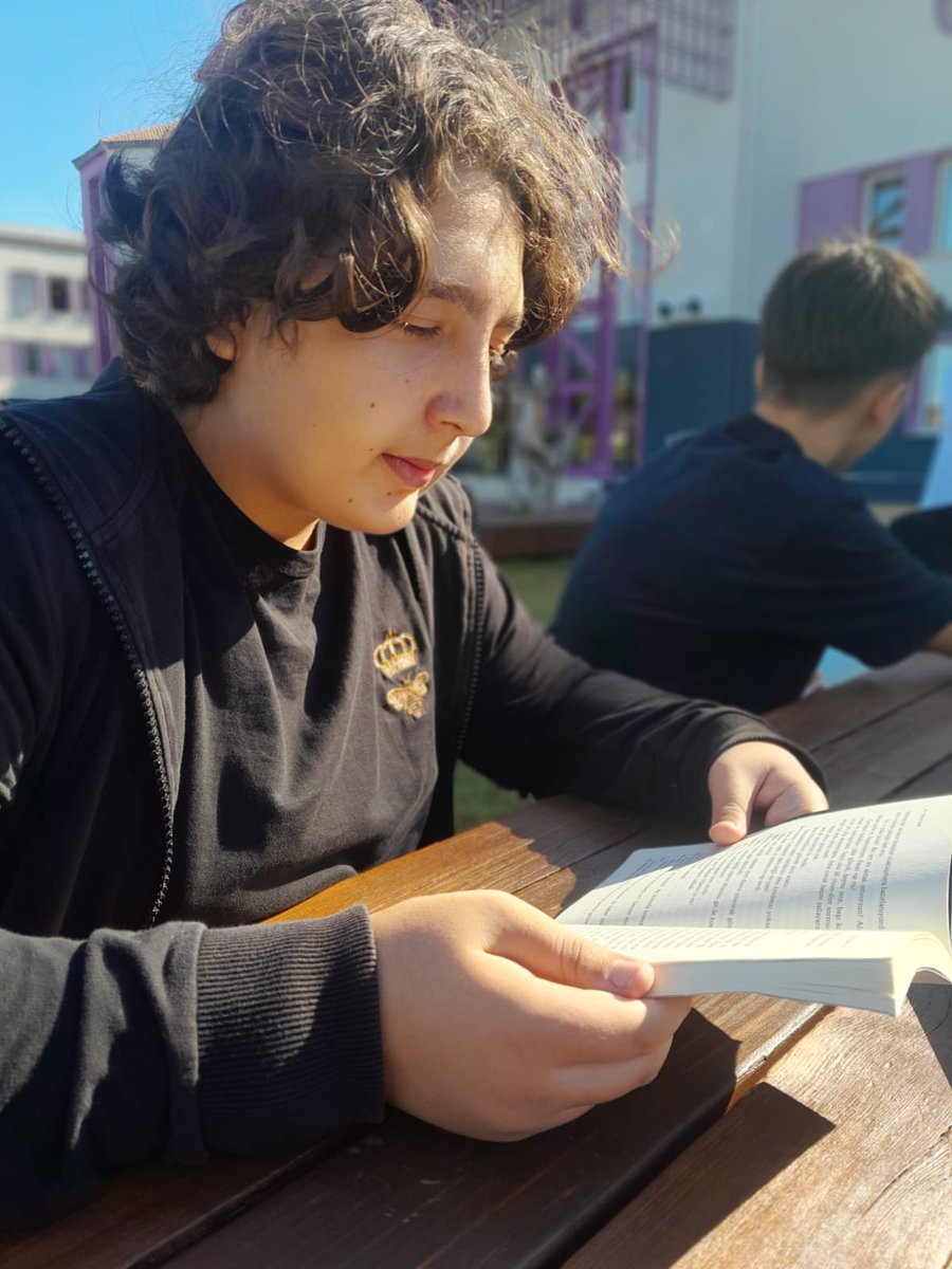 UOGuzelbahce's tweet photo. Bugün lise öğrencilerimiz okulumuzun bahçesinde #kitapbenim okuma  etkinliğimiz kapsamındaki kitap okuma saatinin tadını çıkardı.📚📖☀️

#uğurluolmak
#uğurlugelecek💜 https://t.co/3RzYHKfFIj