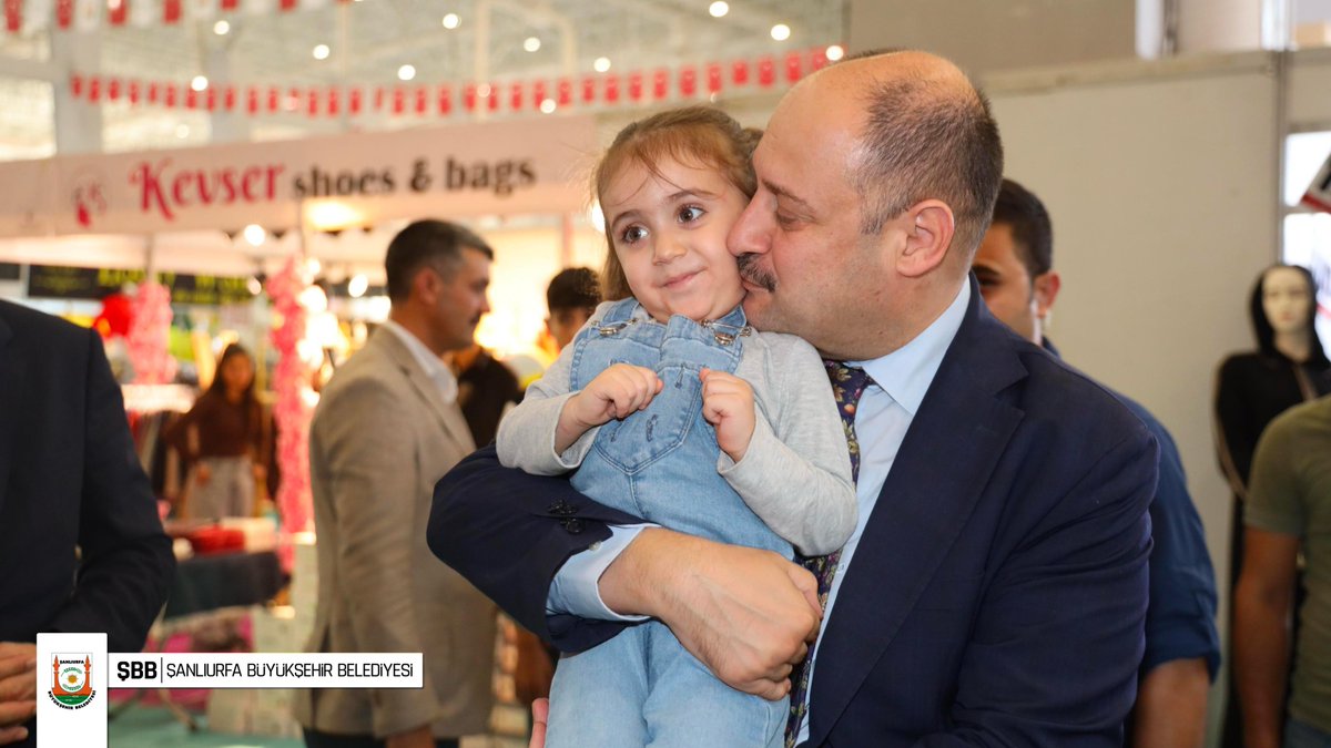 sanliurfabld's tweet photo. Şanlıurfa Büyükşehir Belediye Başkanı Mehmet Kasım Gülpınar, Gıda, Yöresel Ürünler, Hediyelik Eşya ve El Sanatları Fuarı'nı ziyaret etti.

Başkan Gülpınar, esnaf ve hemşehrilerimizle bir araya geldi. Stant açan işletmelere hayırlı ve bereketli kazançlar temennisinde bulundu.

Büyükşehir Belediyesi olarak, şehrimizin kalkınmasına önemli katkılar sağlayacak organizasyonlara öncülük etmeye devam edeceğiz.

🗓️Son Gün: 20 Ekim 2024, Pazar 

📍Şanlıurfa Fuar Merkezi