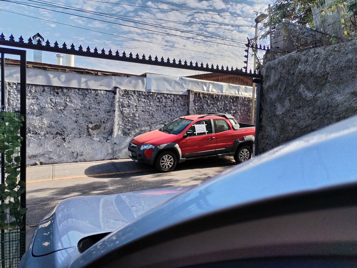 JacDrilling's tweet photo. @LC_Seguridad @Muni_LasCondes Buen dia, quisiera denunciar el bloqueo de salida de vehiculo de nuestra casa por parte de esta camioneta fiat estrada patente HDWW-11, es una conducta reiterativa. Pasaje pozo almonte #9187 https://t.co/LIFl1QkZ41